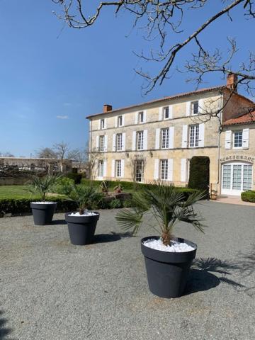 Hotel Logis Domaine Du Prieure Tonnay-Boutonne Exterior foto