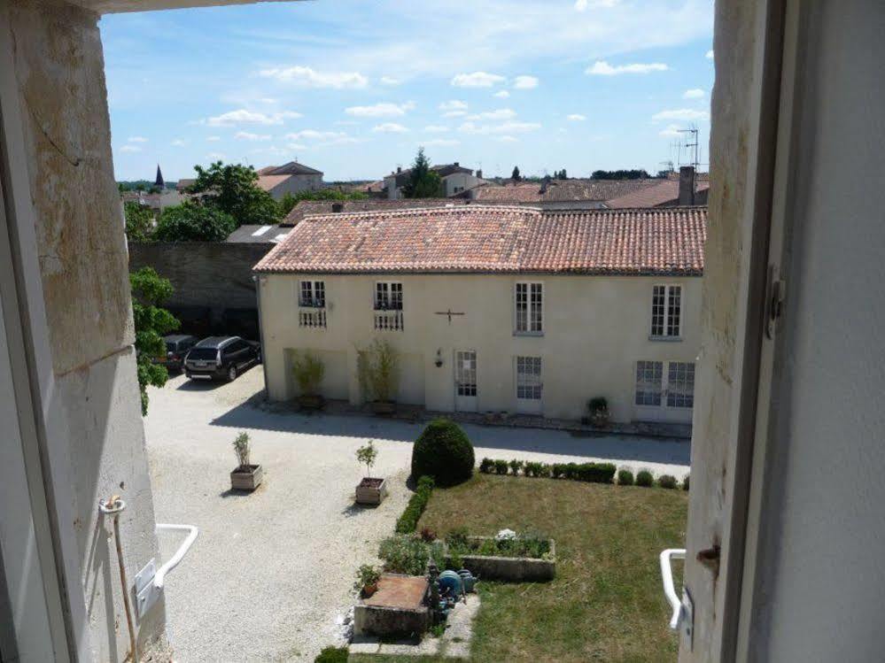 Hotel Logis Domaine Du Prieure Tonnay-Boutonne Exterior foto